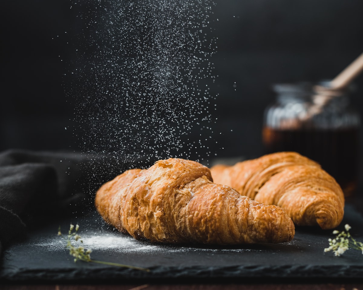 Ferskt bakverk og brød fra bakeriet
